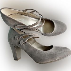 Xappeal Womens Suede Tan Shoes, size 10  3 inch heels